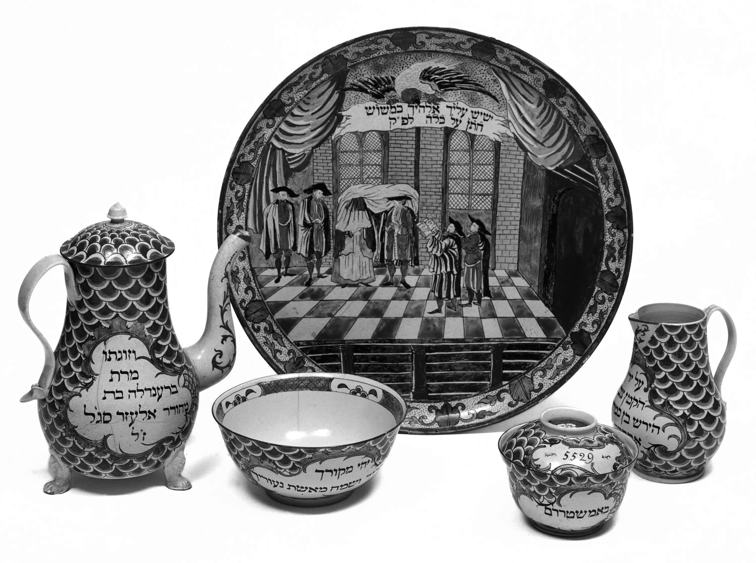 Theeservies met witgemaakte achtergrond